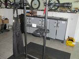 une photo d'un atelier de réparation de vélos avec un vélo posé par terre