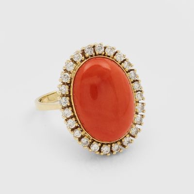 une bague ovale en corail et diamants