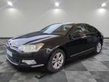 la voiture noire est garée dans le garage sur le sol en damier