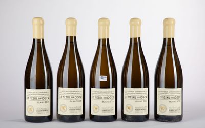 quatre bouteilles de vin sont alignées
