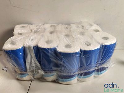 plusieurs rouleaux de papier toilette emballés dans du plastique, posés sur un comptoir