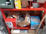 une étagère rouge remplie de cartons, avec d'autres cartons posés dessus