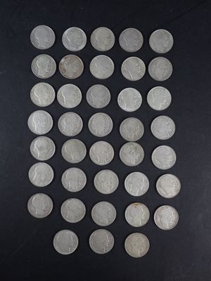 de nombreuses pièces d'argent sur une surface noire