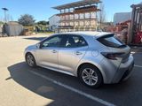 l'arrière d'une Toyota Corolla argentée garée sur un parking