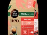 un gros plan sur un paquet de café à côté d'un verre de café