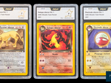 quatre cartes Pokémon différentes dans des pochettes en plastique, sur fond noir