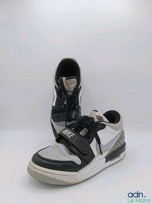 Nike Air Jordan 1 Mid noir, blanc et gris