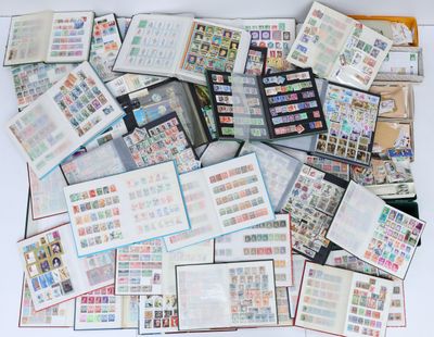 beaucoup de timbres posés sur une table, à côté d'un livre