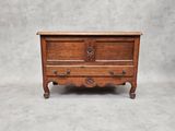 une vieille commode en bois sur fond blanc