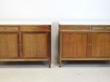 une paire de buffets de style « mid-century » avec des plateaux en marbre