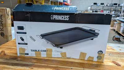 une boîte posée sur une table