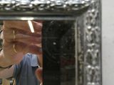 quelqu'un qui se prend en photo dans un miroir avec son téléphone portable