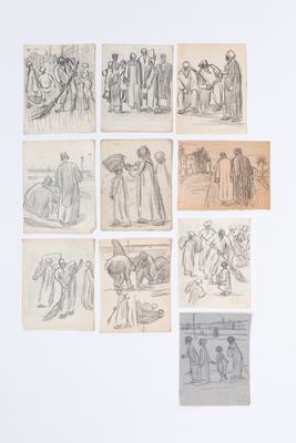 Plusieurs dessins représentant des personnes et des animaux sont exposés sur une surface blanche.