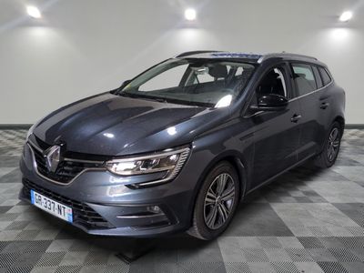 la voiture grise est garée sur un sol en damier dans le garage