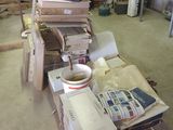 une pile de boîtes et de cartons sur une palette dans un entrepôt