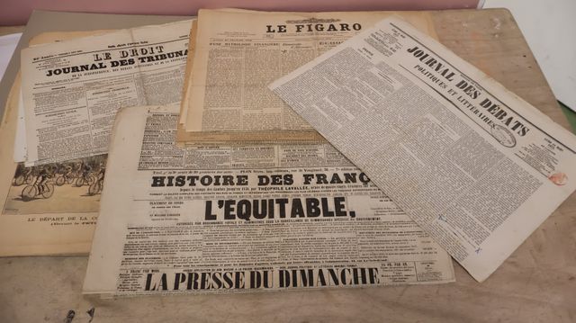 Journaux anciens, certains 19ème (le petit journal, l’équitable…)