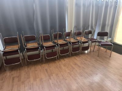 14 chaises en skaï rouge et structure chromée.