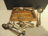 plusieurs cuillères et cuillères à soupe dans une boîte en bois