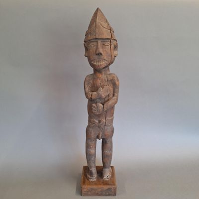 CONGO Statuette de fétiche surmonté d'une coiffe en bois scu…