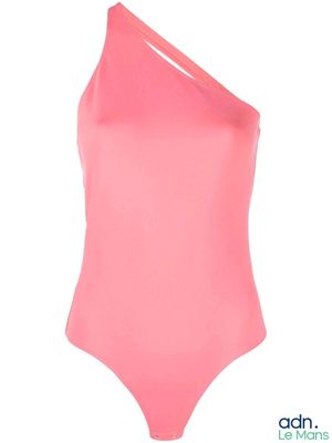 un gros plan d'un maillot de bain une pièce rose sur fond blanc