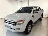 Le Ford Ranger blanc est garé dans une grande pièce.