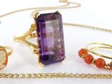 Ensemble de bijoux composé d'un améthorate violet et de corail, montés sur une chaîne plaquée or