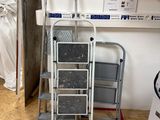 une échelle posée à côté d'une pile de chaises