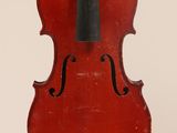 un vieux violon rouge auquel est accroché, sur le dos, un archet noir