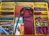 une boîte jaune remplie de divers articles de couture