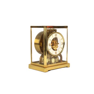 une horloge en or exposée dans une vitrine