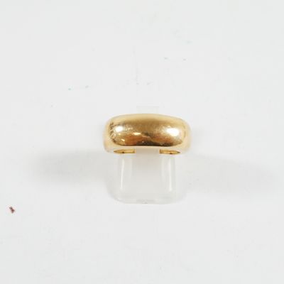 gros plan d'une bague en or sur une surface blanche