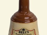 une bouteille en forme de cloche de bourbon « Bell's Bittered » sur fond blanc