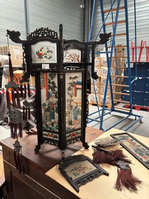Plusieurs œuvres d'art sont posées sur une table dans une pièce