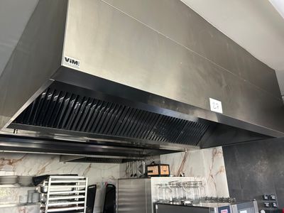 une cuisine équipée d'une cuisinière, d'un four et de placards