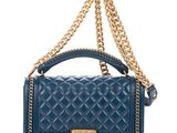 un mini sac à rabat en cuir matelassé bleu Chanel