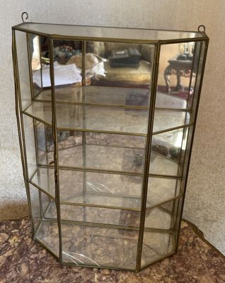 un gros plan d'une vitrine en verre posée sur un sol en marbre