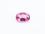 une tourmaline rose sur fond blanc