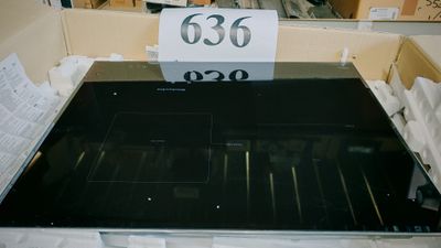 une plaque de cuisson noire sur laquelle est accrochée une étiquette de prix