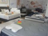 de nombreux types de matelas exposés dans un magasin
