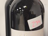 trois bouteilles de vin posées sur une table, l'une à côté de l'autre