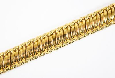 bracelet plaqué or sur une surface blanche avec un fond blanc