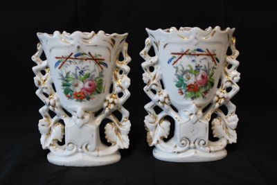 Paire de vase en porcelaine à décor de fleurs dorure effacé …