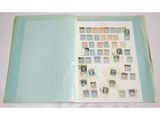 un livre ouvert avec des timbres sur une table