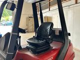 un chariot élévateur rouge garé dans un garage
