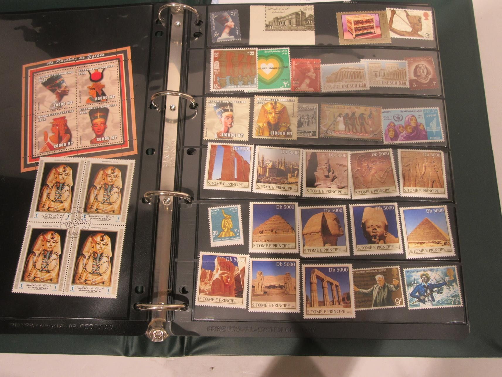 291 - ALBUM DE TIMBRES SOUS EMBOITAGE THEMATIQUE EGYPTE ANCIENNE, PAGES RHODOID (deux photographies) 20 - 30 EURO