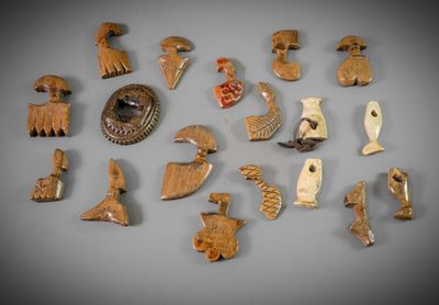 une image représentant une collection de figurines d'animaux en bois posées sur une surface grise