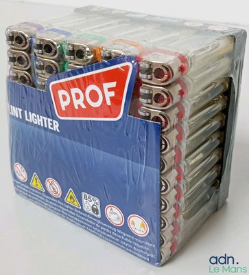 une boîte de briquets posée sur une table