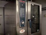 une image d'un four commercial dans une cuisine commerciale
