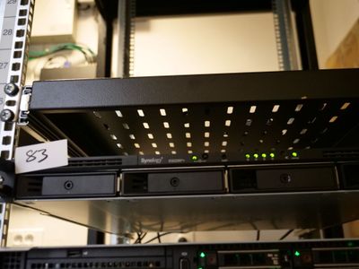 un rack sur lequel sont installés tout un tas d'appareils électroniques
