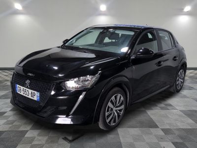 la photo d'une voiture noire garée dans un garage